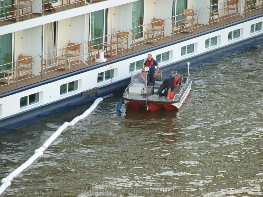 Aus Schiff laeuft Dieselkraftstoff aus Hoehe Koeln Schokoladenmuseum P36.JPG